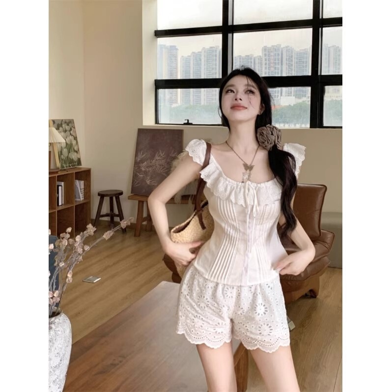 A Hard-To-Topple Loli-Style Top with Drawstring Neckline to Prevent Exposure, Featuring a One-Line Neckline and Ruffled French-Style Chic Design A Hard-To-Topple Loli-Style Top with Drawstring Neckline to Prevent Exposure, Featuring a One-Line Neckline and Ruffled French-Style Chic Design