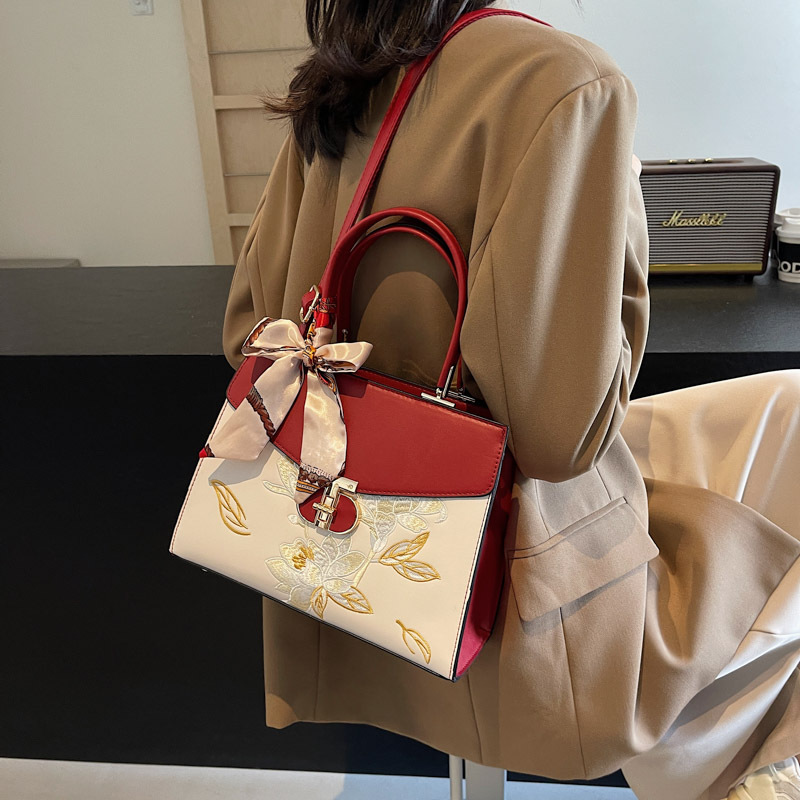 Light Luxury Women's Handbag New Niche Design National Style Embroidered Large Capacity Tote Bag For Moms And Commuting - Thumbnail 3