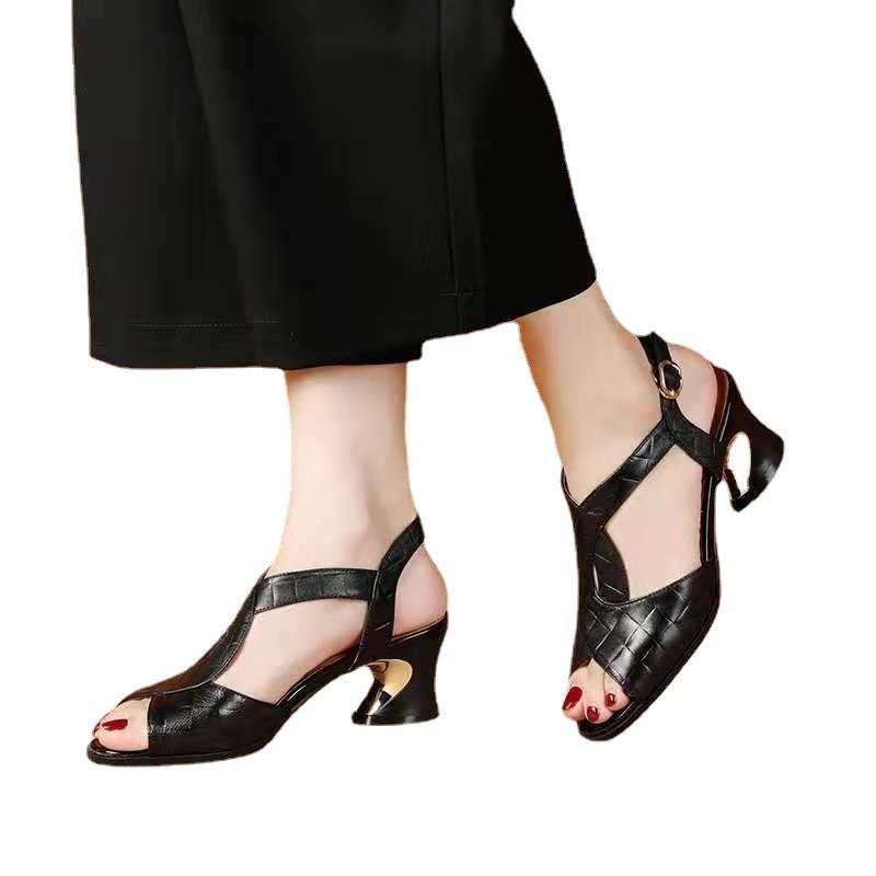 Verano nuevo transfronterizo zapatos de las mujeres de comercio exterior peep toe transpirable hueco grueso talón medio talón estilo coreano hebilla mamá sandalias