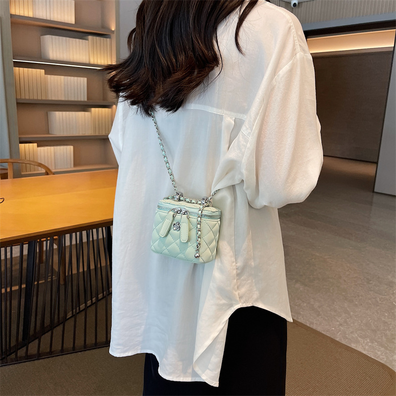 Bolso pequeño con hilo de bordar Lingge Bolso bandolera de cadena salvaje de nueva textura transfronteriza para mujer Bolso cuadrado pequeño portátil de estilo caliente popular