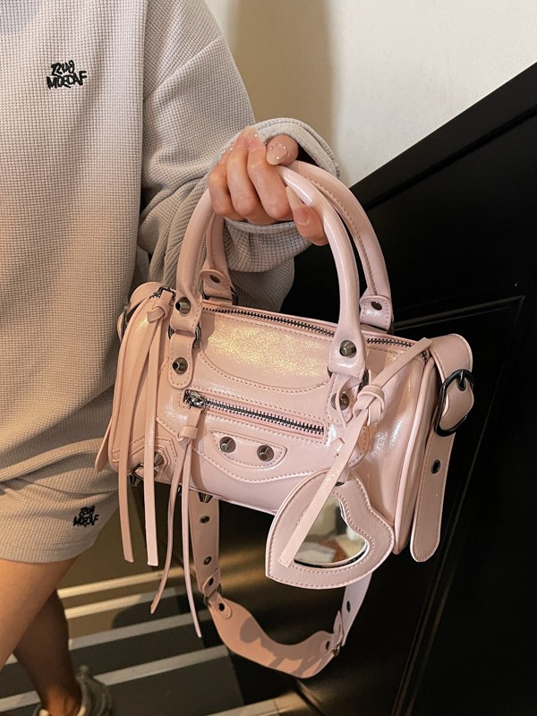 Bolso de motocicleta coreana para mujeres 2025 nuevo nicho de moda remachado bolso de almohada portátil correa de hombro ancha bolso de hombro