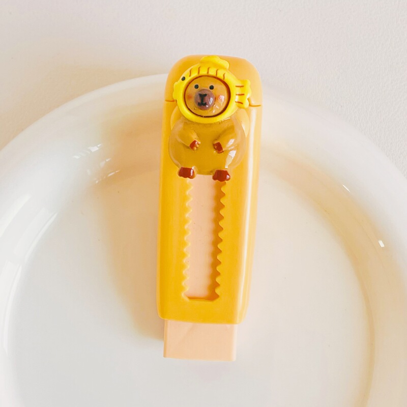 押し引き消しゴム小学生専用の絵の具を拭きます。|undefined