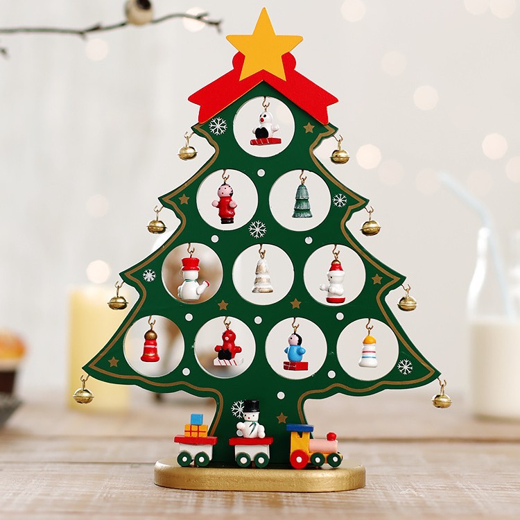 Un solo árbol de madera de tamaño medio es Verde.