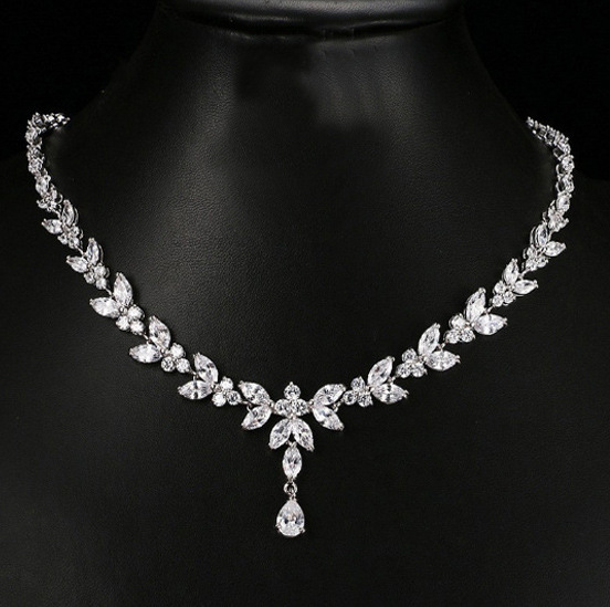 Moda europea y americana simple temperamento largo caballo ojo gota de agua ZIRCON platino collar pendientes joyería traje nupcial Accesorios