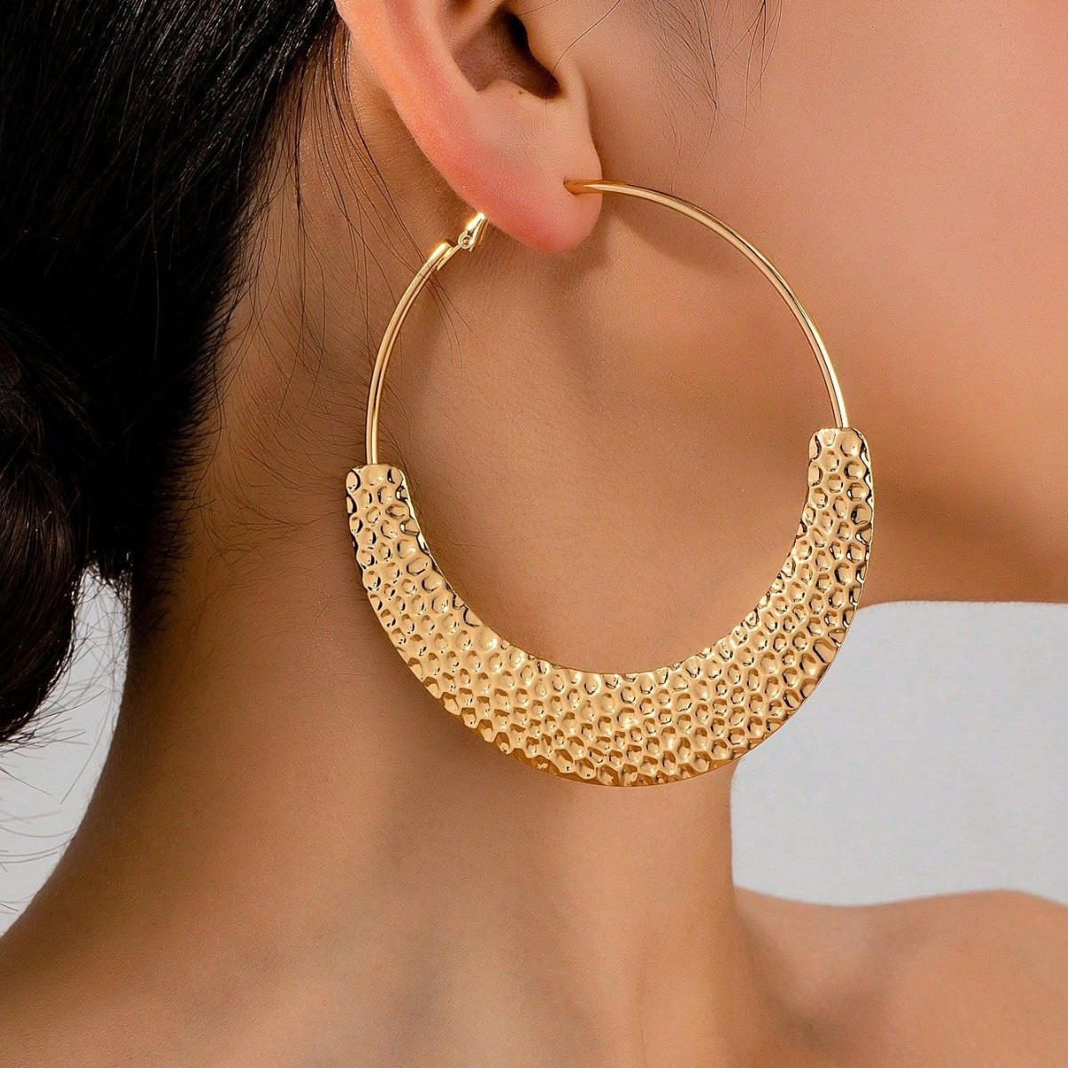 European and American Cross-Border Hot-Selling Niche Design Large Hoop Earrings for Women, Fashionable Exaggerated Round Earrings with Trendy Style
