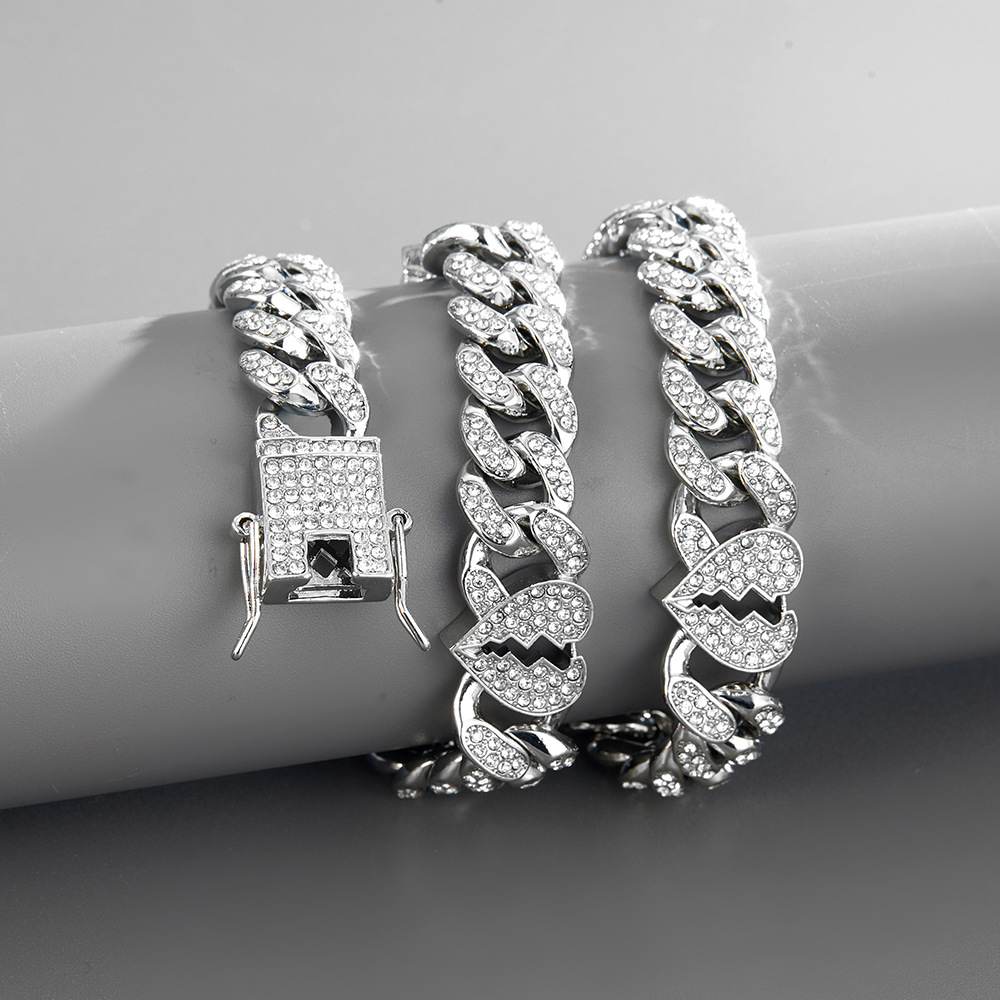 Uomini e donne alla moda con collane fantastiche, accessori rap di street dance, pieni di diamanti, grandi catene d'oro, dorate_voghion.com