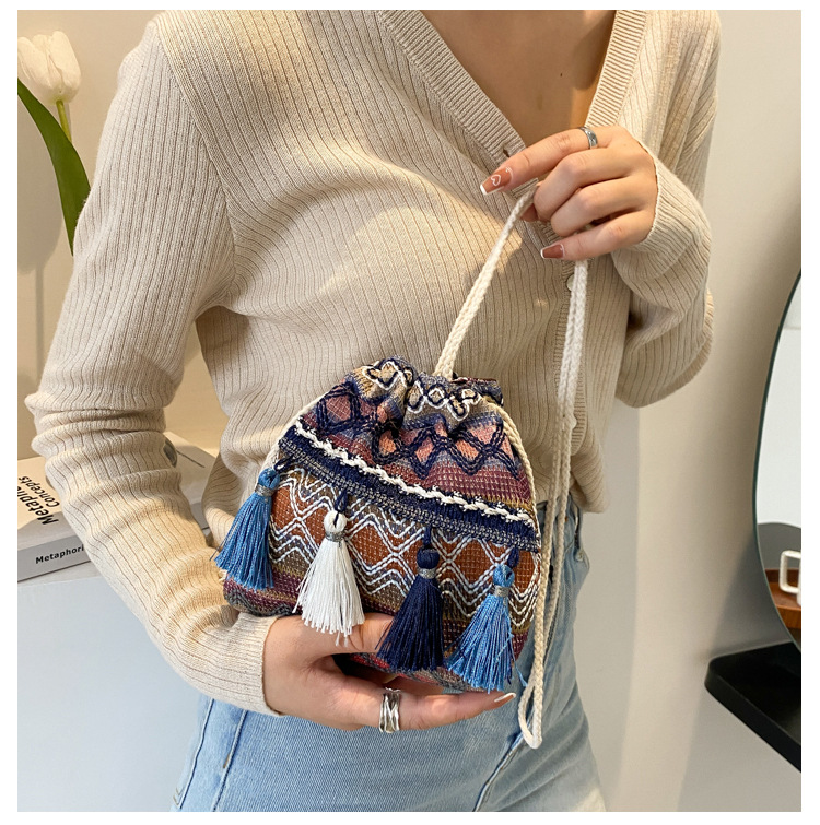 The 2022 new trendy and fashionable fringed bucket bag, a single-shoulder personalized crossbody bag with ethnic style undefined