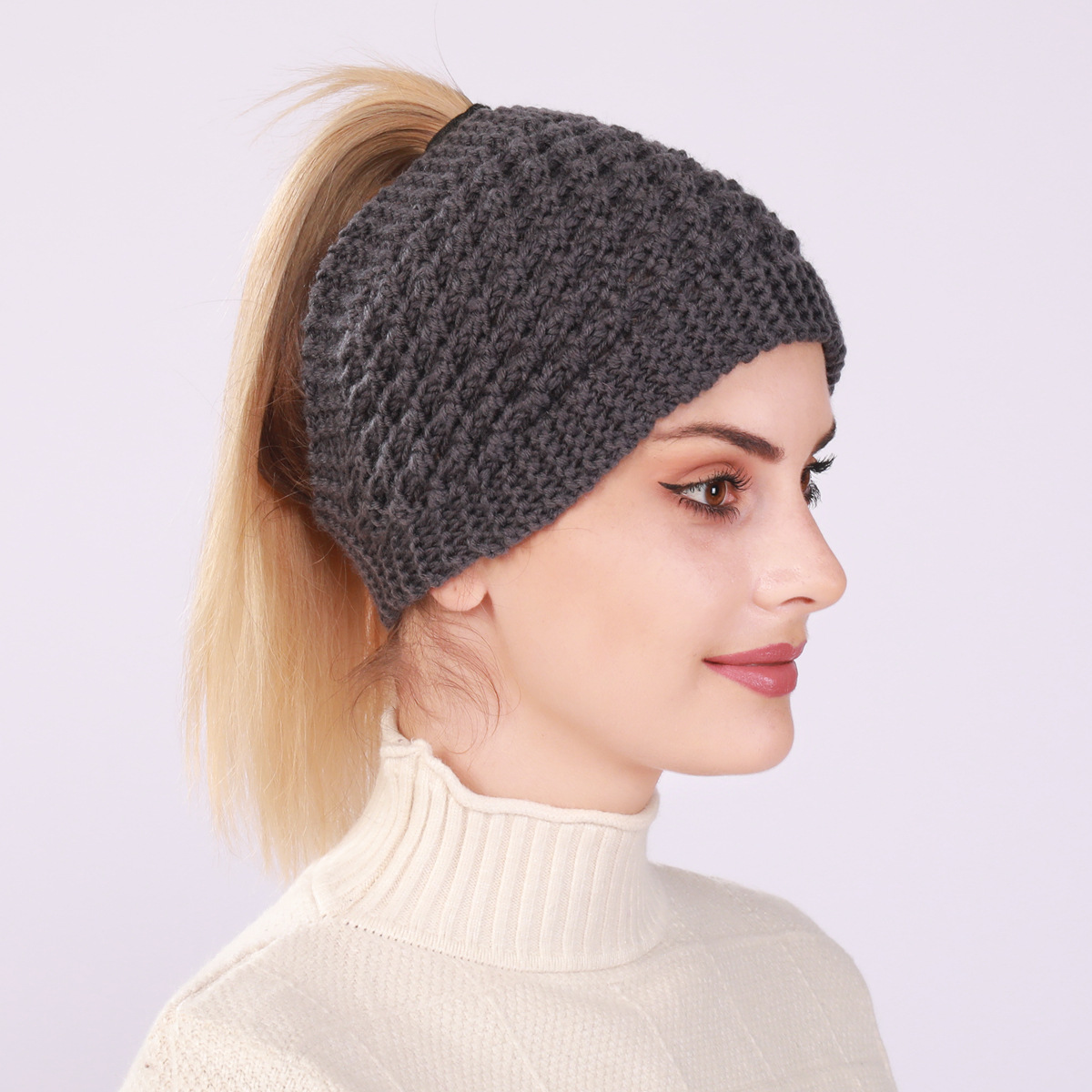Nauja megzta moteriška rudens/žiemos kepurė atvira viršutine dalimi šilumai ir ausų apsaugai, plati galvos juosta su vilnoniais plaukais_voghion.com