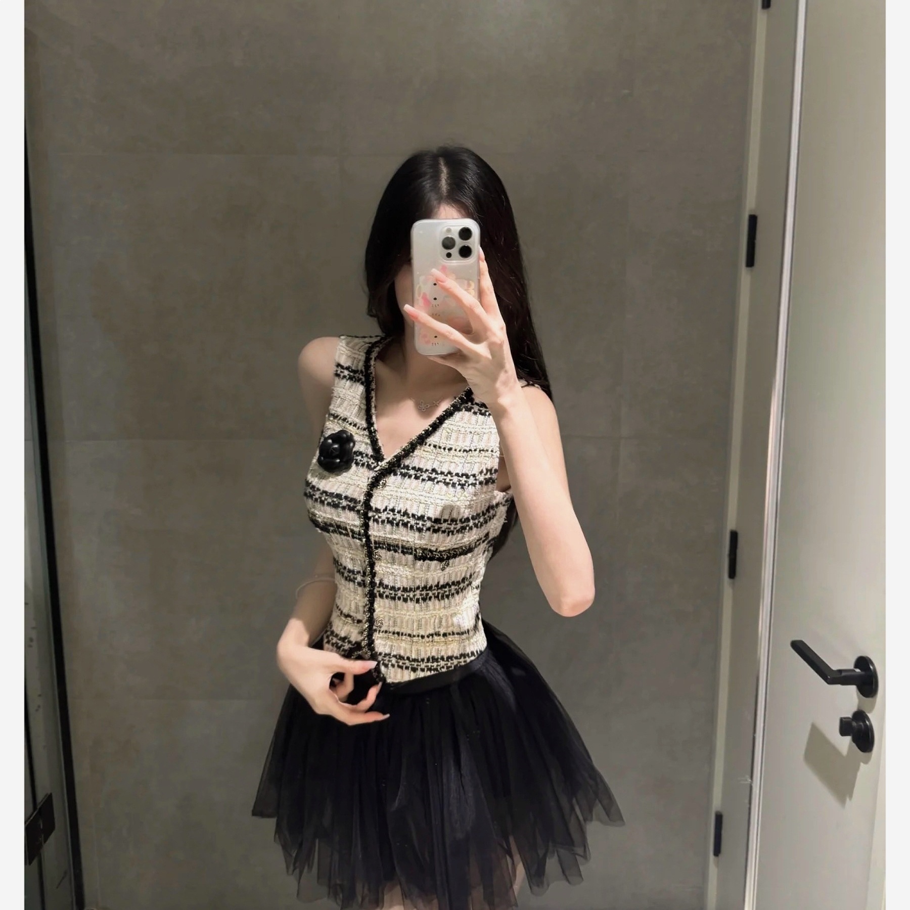 Wang Nanzi's Evening Glamour: Short Chanel-inspired V-neck vest with a vintage feel, paired with a skirt made of spandex and wool.