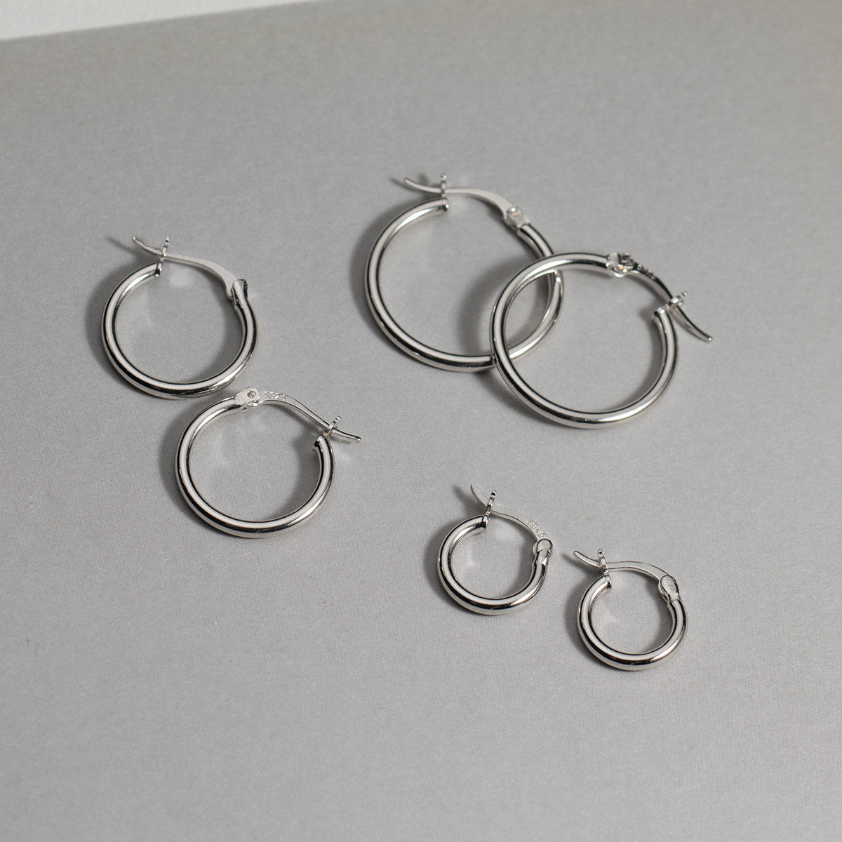 S925 auriculares redondos de brillo de botón de auriculares personales geométricos huecos aretes de aretes redones de tendencia aretes rojos E9786