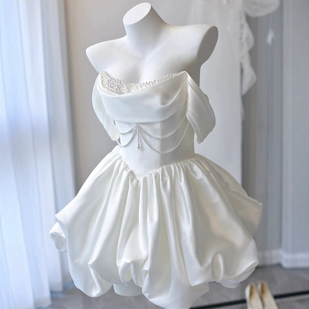 Robe de mariée courte en satin blanc, épaules dénudées, style français, idéale pour un mariage, des fiançailles, un anniversaire ou un banquet. Couleur : blanc._voghion.com