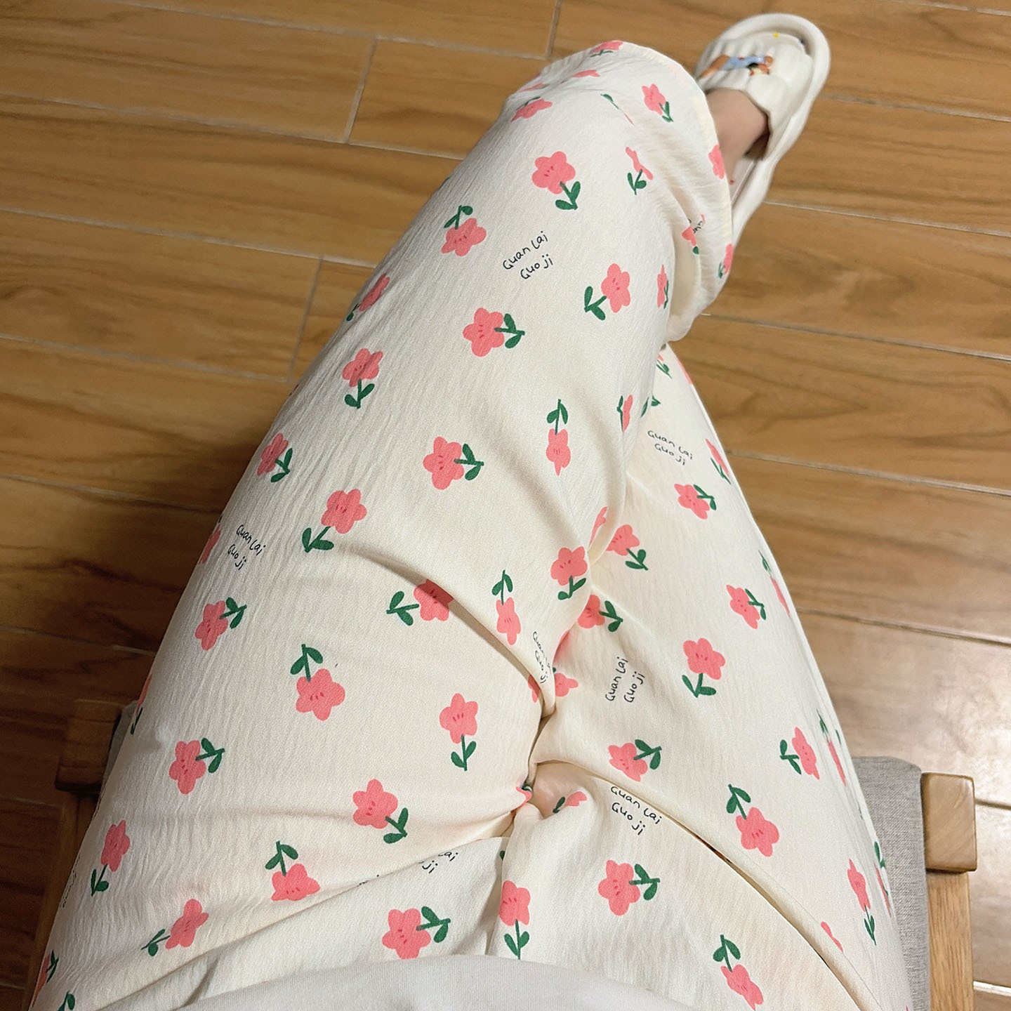 연한 노란색 작은 붉은 꽃