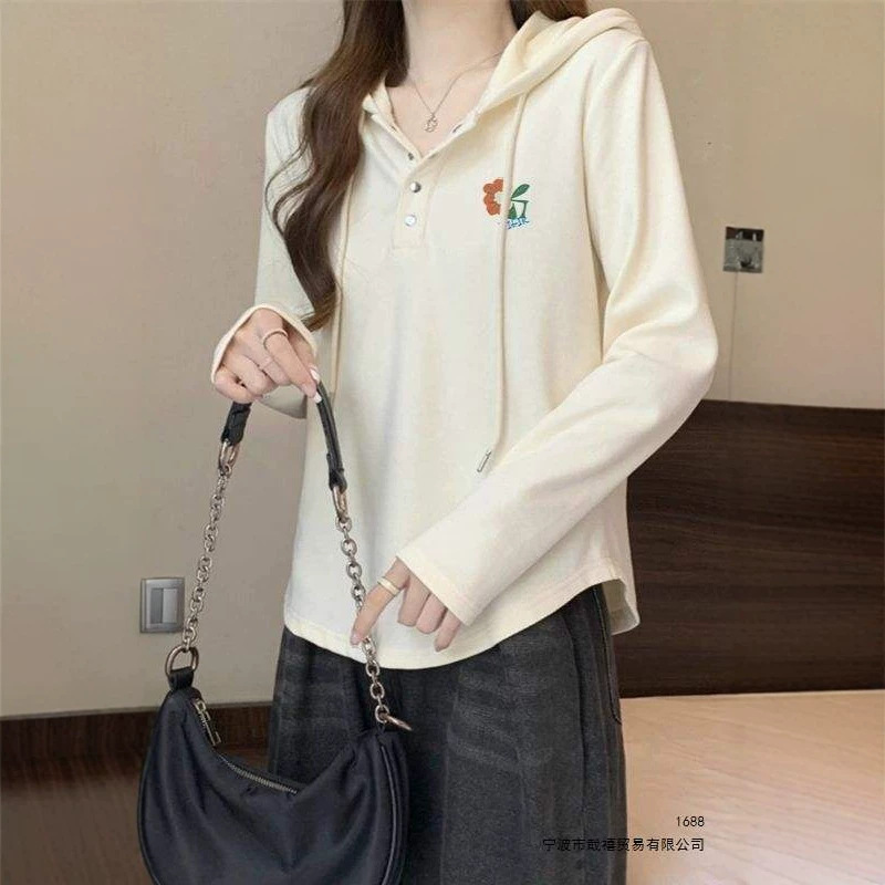 大码女装长袖卫衣新款休闲连帽纽扣时尚春秋宽松显瘦带帽打底衫女