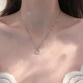 白玉髓圆形吊坠项链女小众设计感锁骨链轻奢气质高级感网红冷淡风