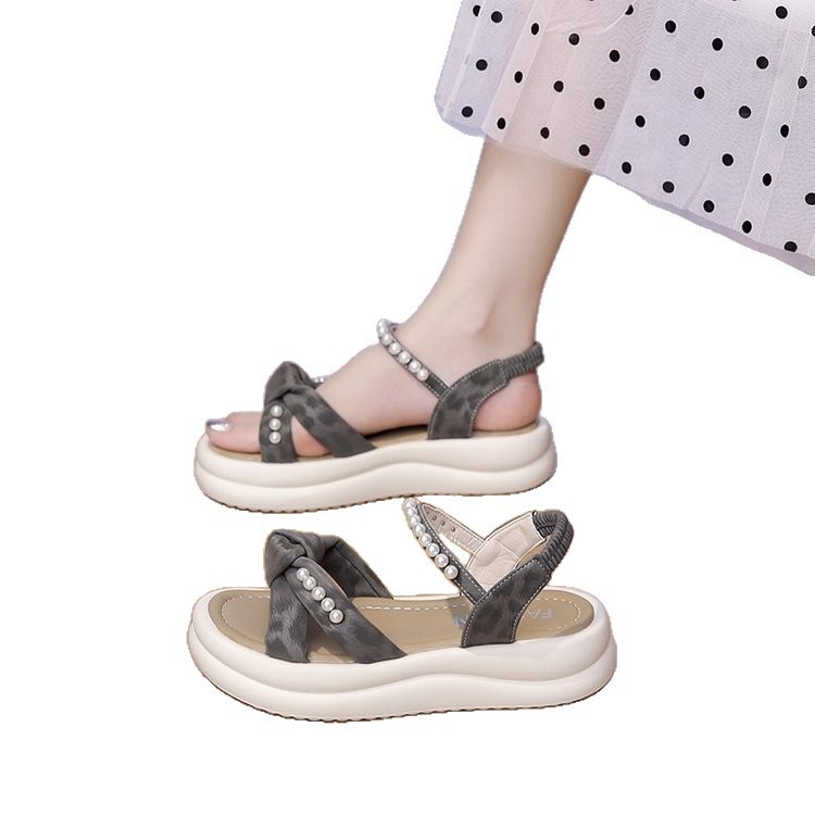 Verano francés para usar zapatillas frías mujeres 2026 nueva moda cruzada perla gruesa fondo una zapatilla de playa zapatillas frías