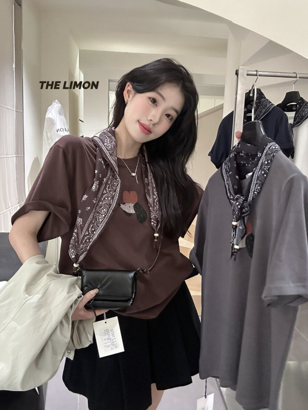 thelimon柠檬绿茶早秋设计感磨毛小狗印花圆领短袖T恤女(配丝巾)|undefined
