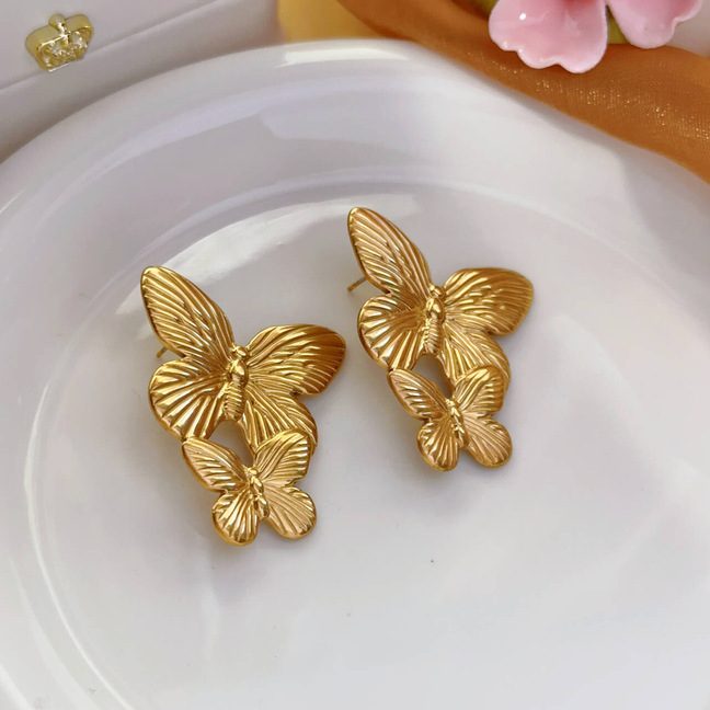 Pendientes de temperamento de nicho retro de moda europea y americana, acero inoxidable chapado en oro de 18 quilates, todo fósforo, tamaño exagerado, pendientes de mariposa, mujeres
