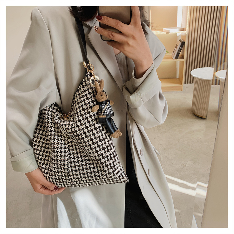 Autumn And Winter Large-capacity Bag New Trendy Fashion Checkerboard Shoulder Bag Bucket Bag display picture 3