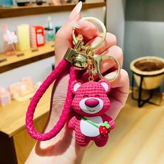 いちご熊紛失防止キーホルダーアクセサリーペンダント人形幼稚園の子供たちがキーホルダー卸売りのプレゼントを包んでいる