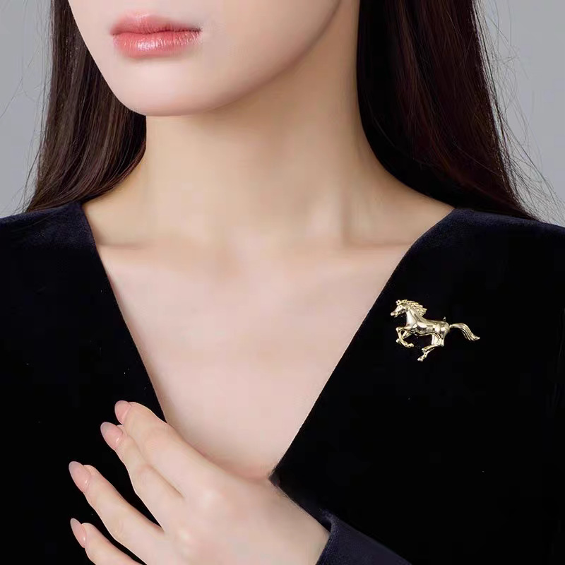 Broche cheval tridimensionnelle élégante et haut de gamme, accessoire de mode tendance, style zodiaque chinois moderne._voghion.com