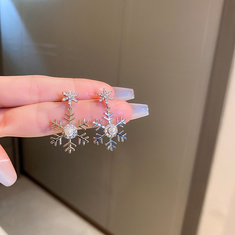 Retro Snowflake Copper Inlay Zircon Earrings 1 Pair