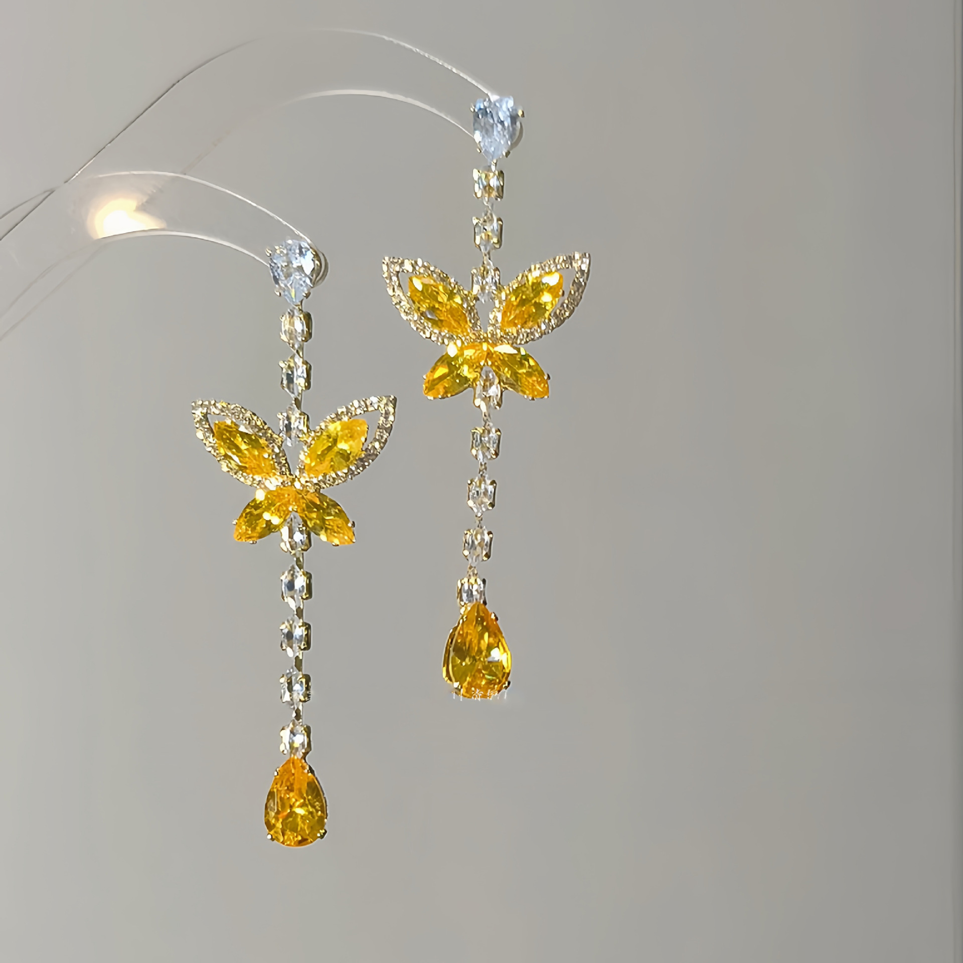 Pendientes colgantes de gota de agua de mariposa de circón con aguja plateada