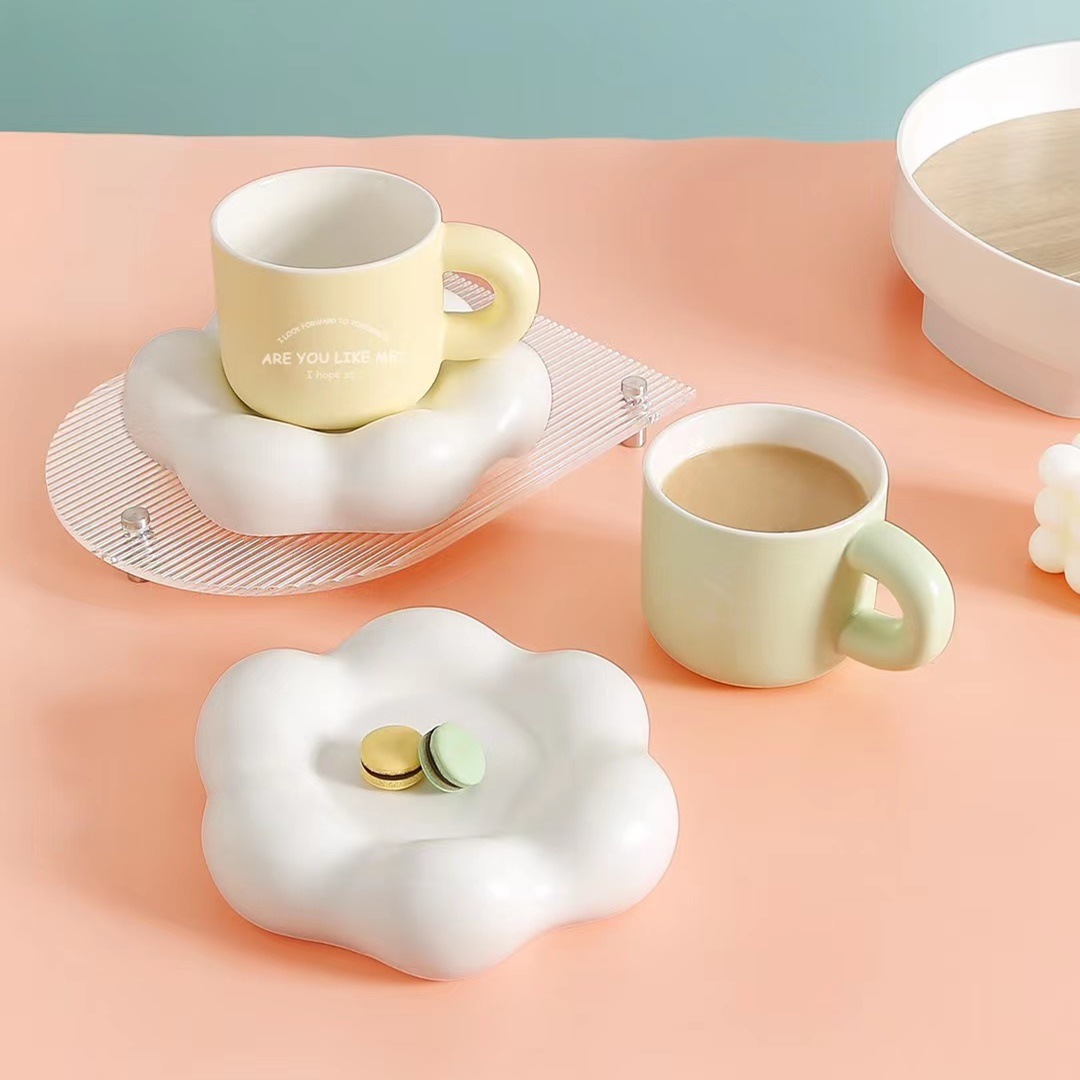 Estilo nórdico simple creativa taza y platillo combinación nube forma pequeña de cerámica fresca agua regalo personalizado