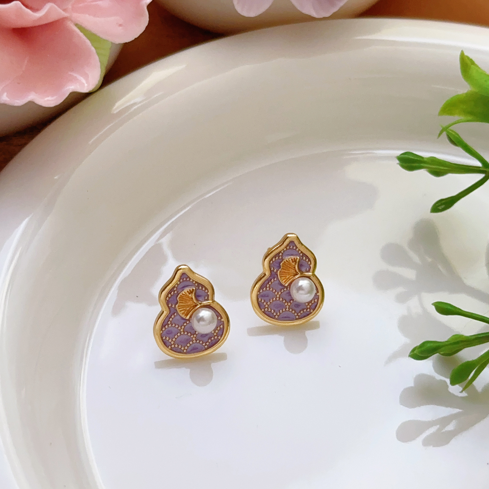 Pendientes de perlas Zhuji, temperamento blanco francés, pendientes antiguos, desplazamientos diarios, lujo ligero, joyería de orejas de alta gama al por mayor