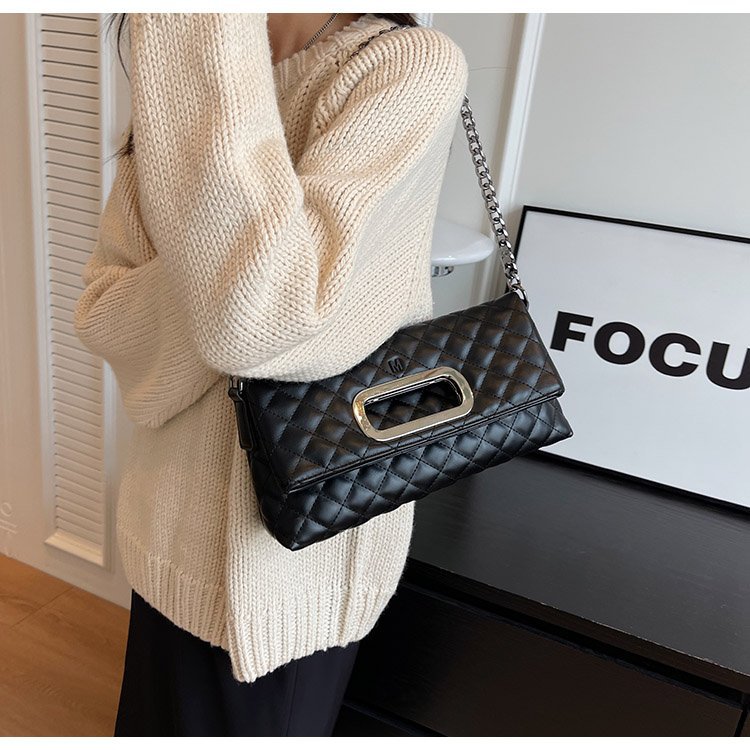 Kleine luxuriöse Klapp-Ohrtasche für Damen 2024 neue Mode-Umhängetasche hochwertige Unterarmtasche mit Diamantkette_voghion.com