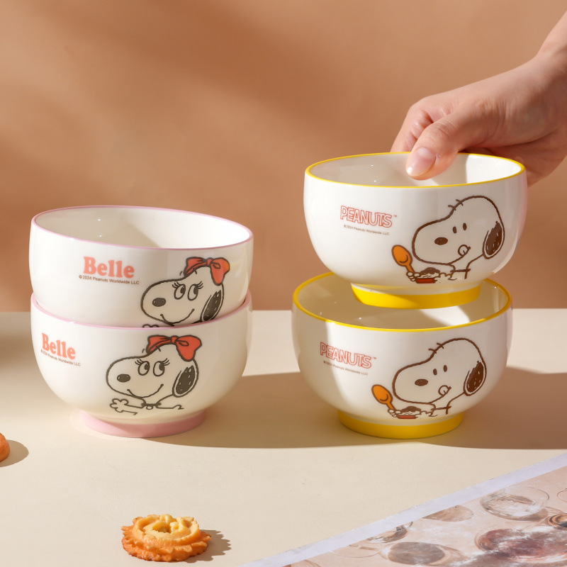 Snoopy auténtico cubiertos de cerámica tazón de arroz caja de regalo set encantador dibujos animados tazón doméstico de grado alimenticio al por mayor
