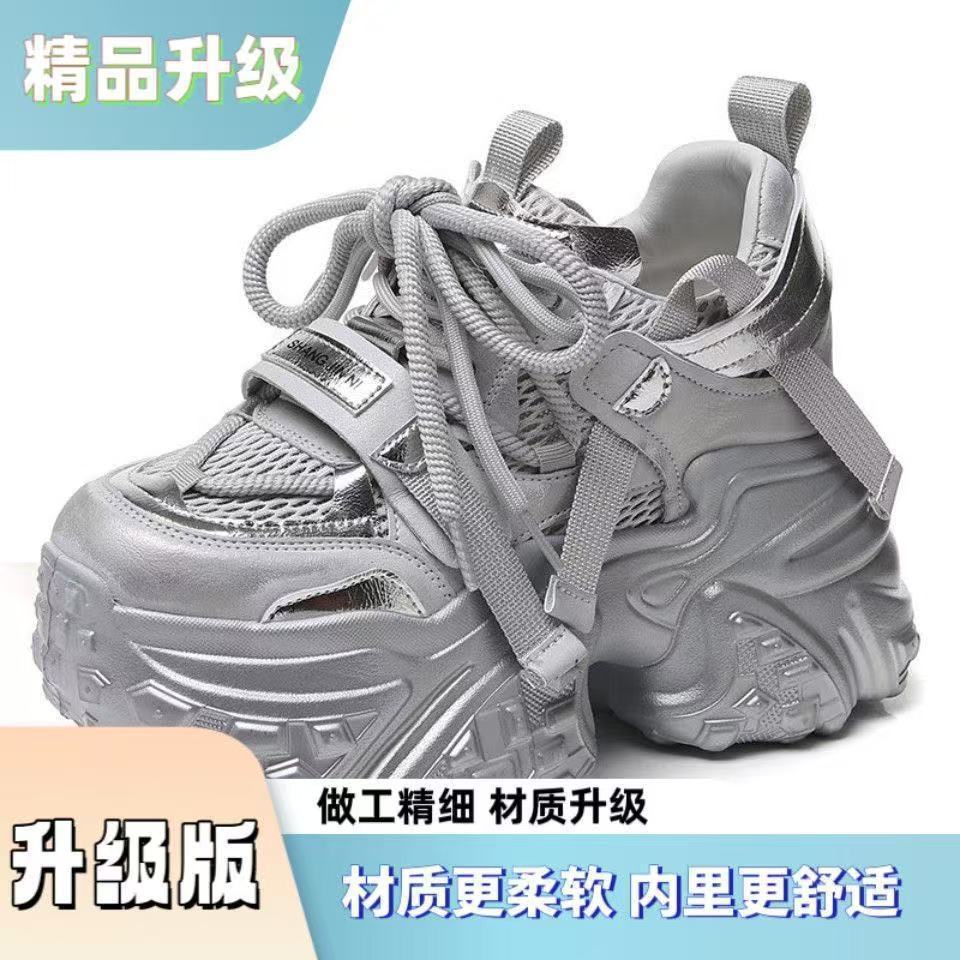 Zapatos de alta altura para mujeres transpirables verano 2026 nuevos zapatos casuales de moda versátiles pequeños muestran pies pequeños