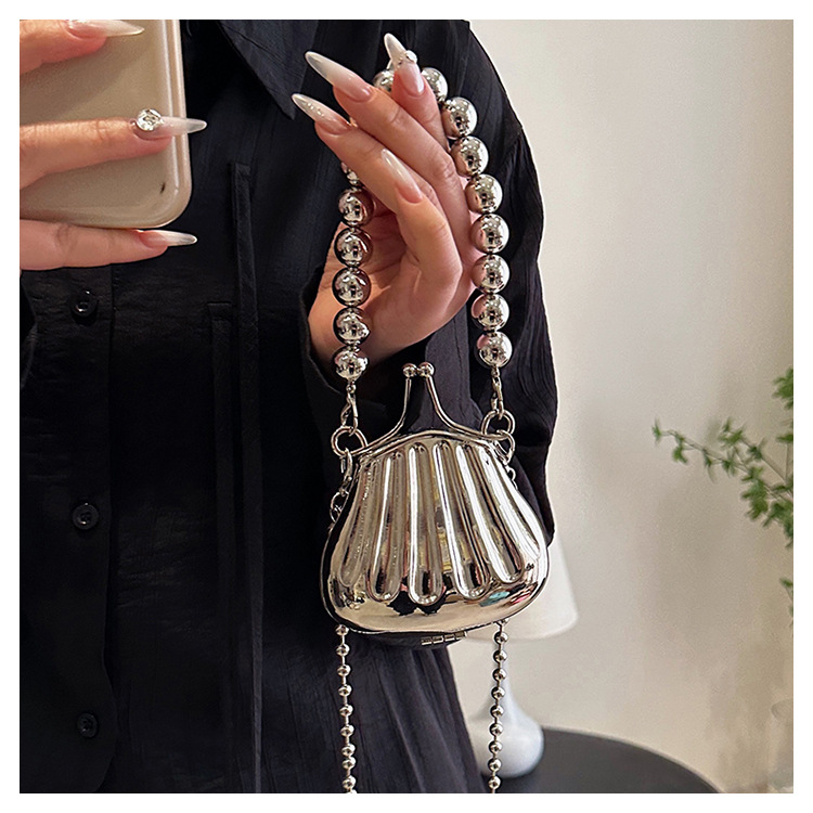 Frau Mini Metall Einfarbig Süß Vintage-Stil Perlen Sperren Kuppeltasche display picture 10
