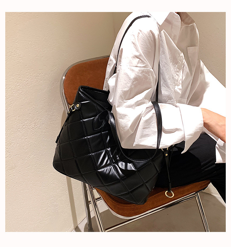 New Style Rhombus Shoulder Bag Trendy Fashion Portable Large Capacity Simple Tote Bag display picture 22