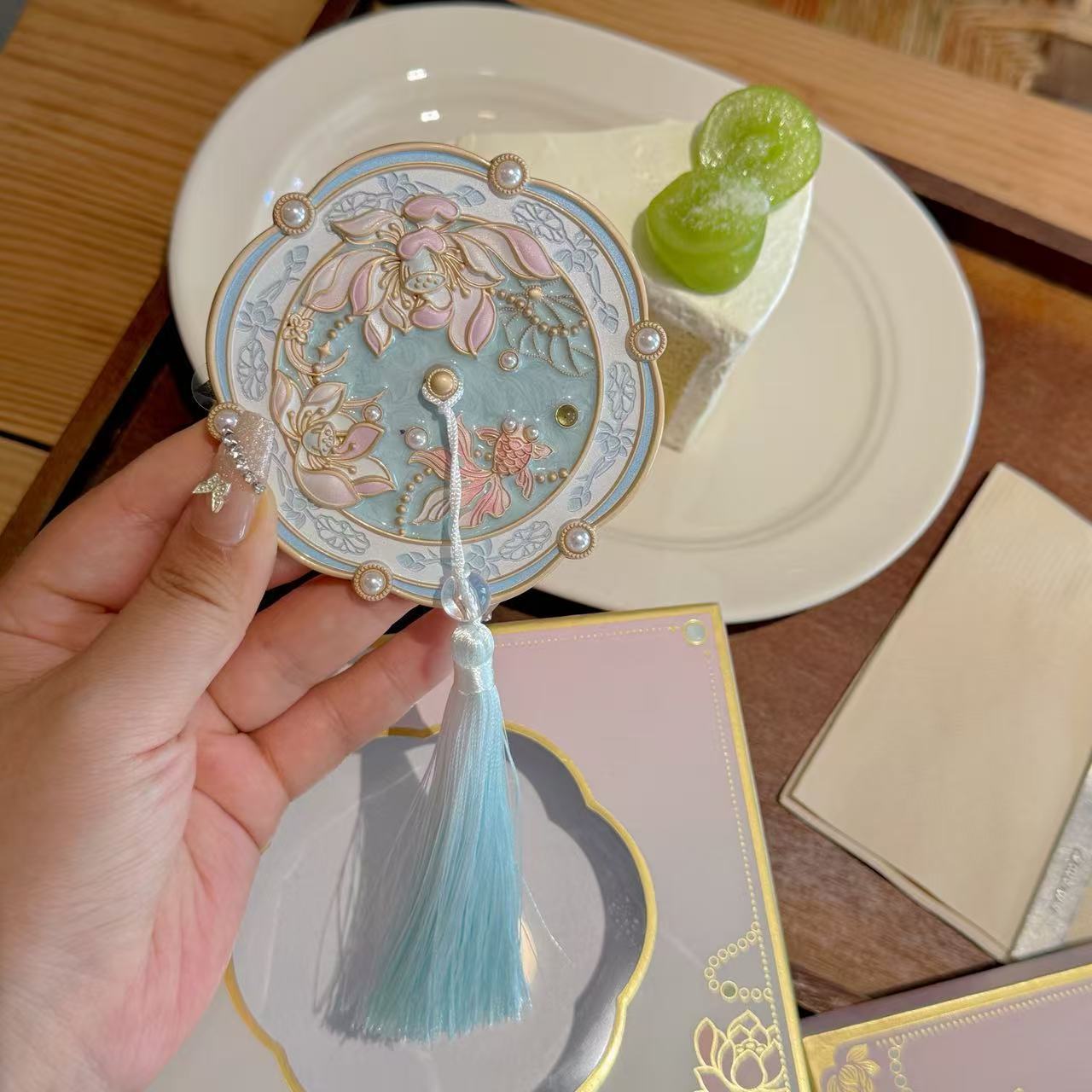 Metal Cultural and Creative Cosmetic Mirror, National Trend Retro Embossed Handheld Mirror, Souvenir Gift, Ancient Style Tassel Retro