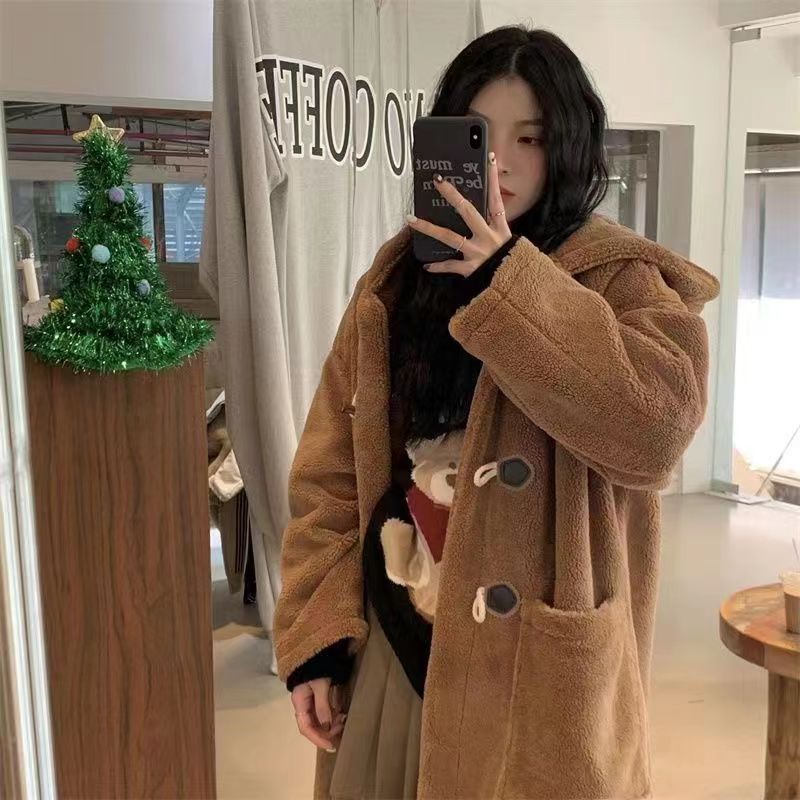 牛の角は羊の小毛の長いタイプのコートの女性の2023秋冬の羊の小毛の学院の風を掛けて保温して見せます。|undefined