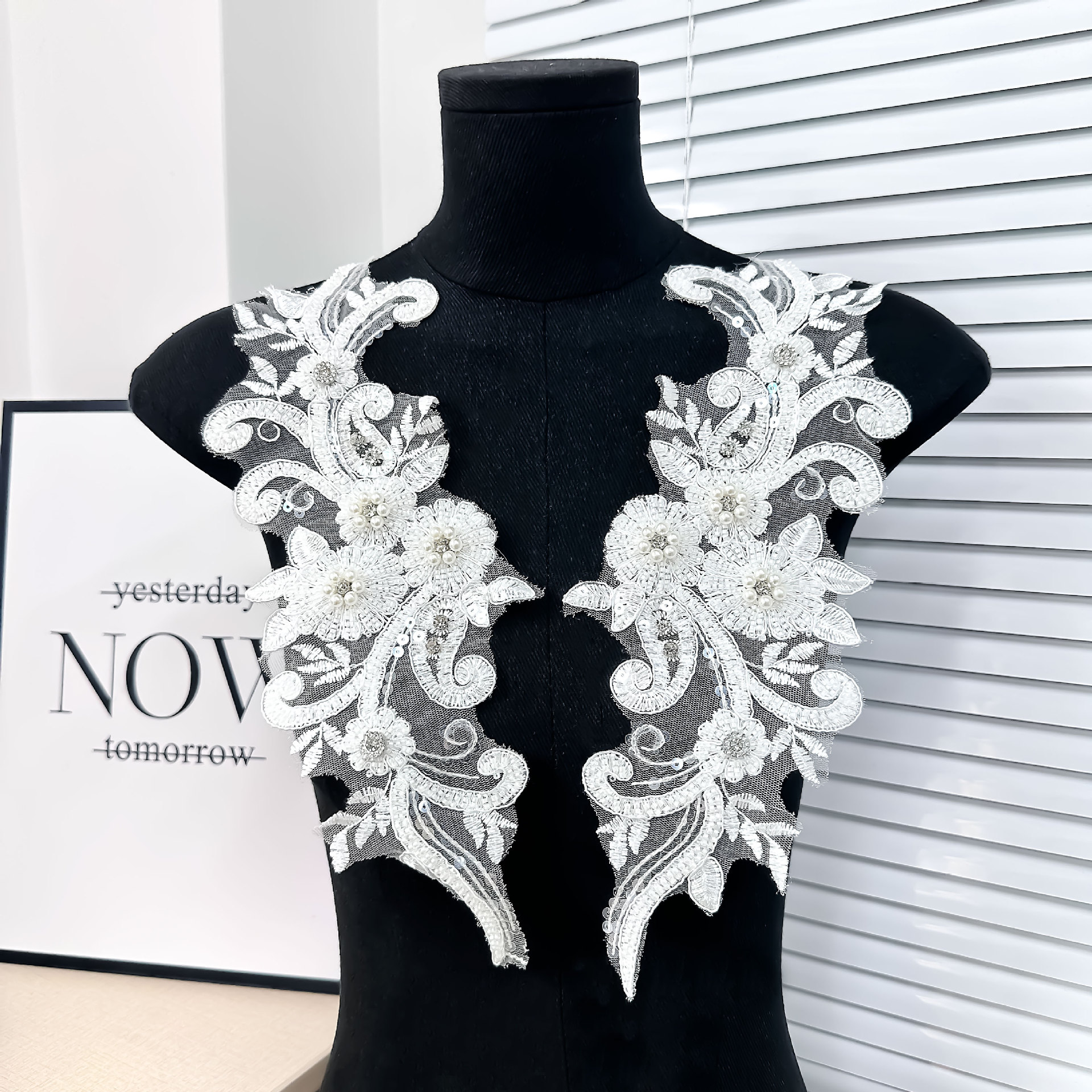 Accesorios de bordado de encaje de lentejuelas de cuentas blancas Accesorios de ropa Ropa hecha a mano