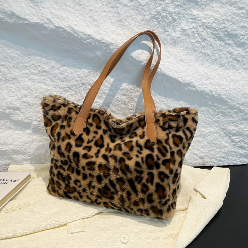Bolsa de mano de estilo leopardo 2024 nueva tela de peluche de gran capacidad de textura brazo bolso de hombro de moda perezosa
