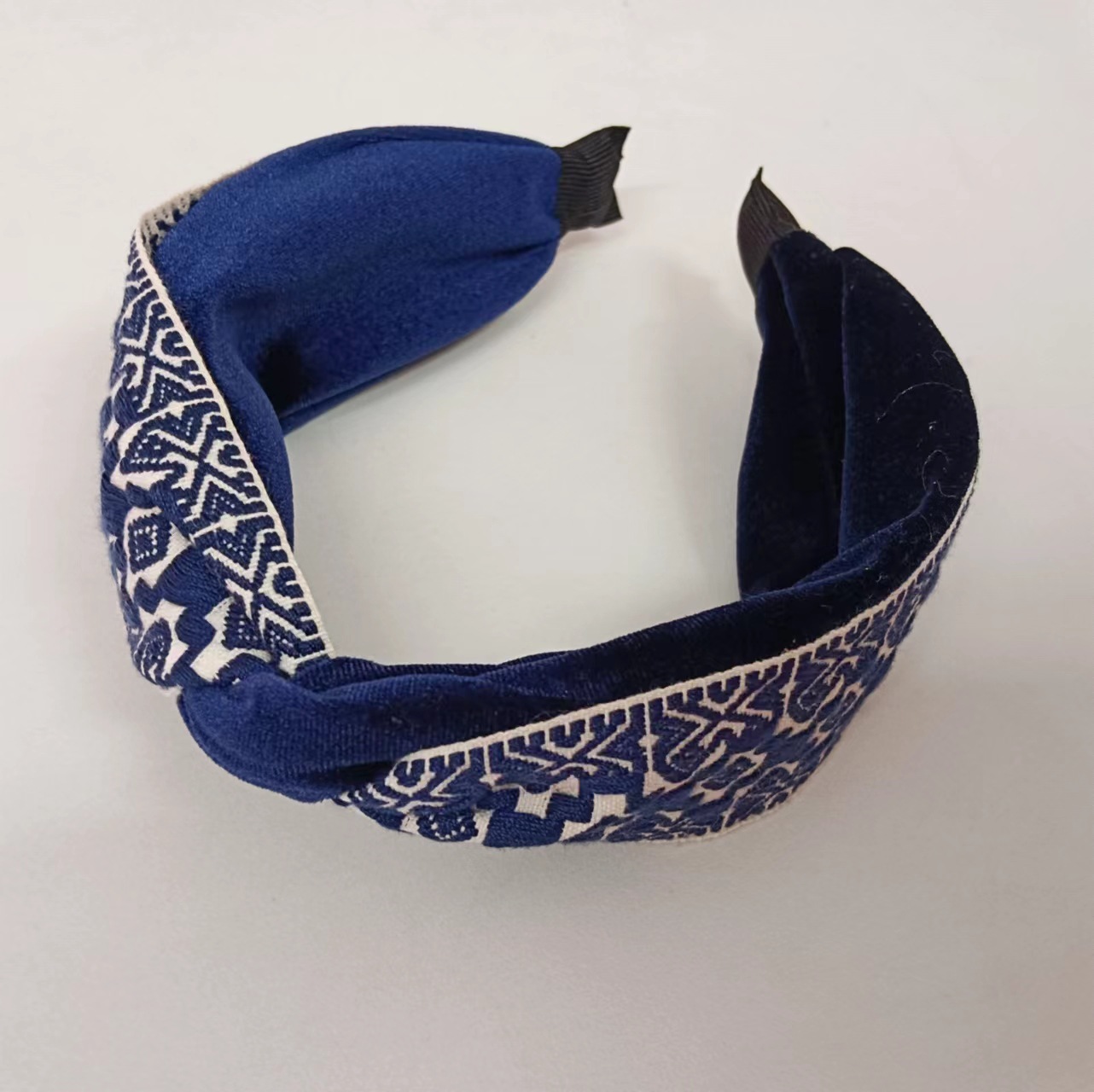 2022 Windstickerei-Atmosphäre Ethnisch Exquisiter Twist gepaart mit kontrastfarbenem, kreuzbreitem Stirnband-Haarreif 21208_voghion.com