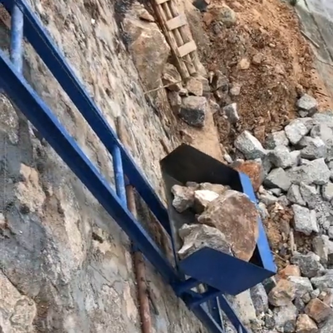 高速路边坡爬山虎上料机 轨道式斜坡斗式运料机 砂石混凝土输送机