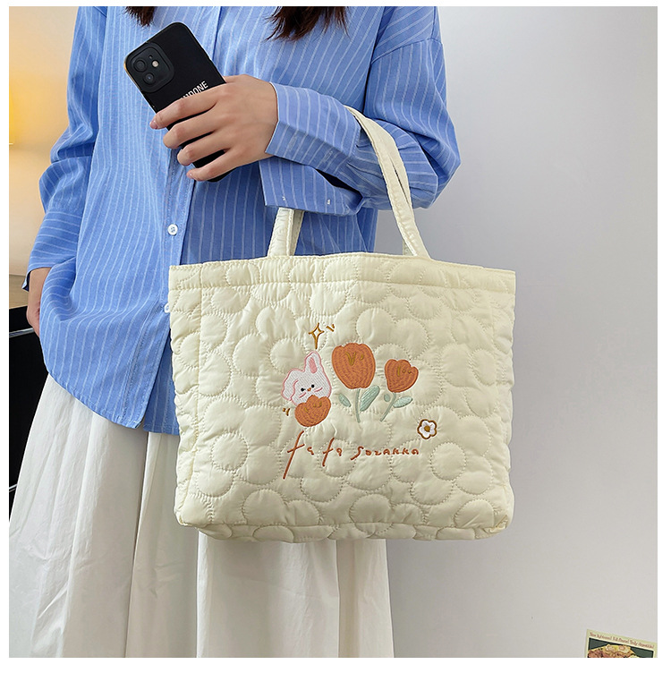 2023 Borsa da donna nuova Borsa a mano con coniglio tulipano ricamato Borsa da ascella per pendolari per ragazza carina cartone animato di grande capacità_voghion.com