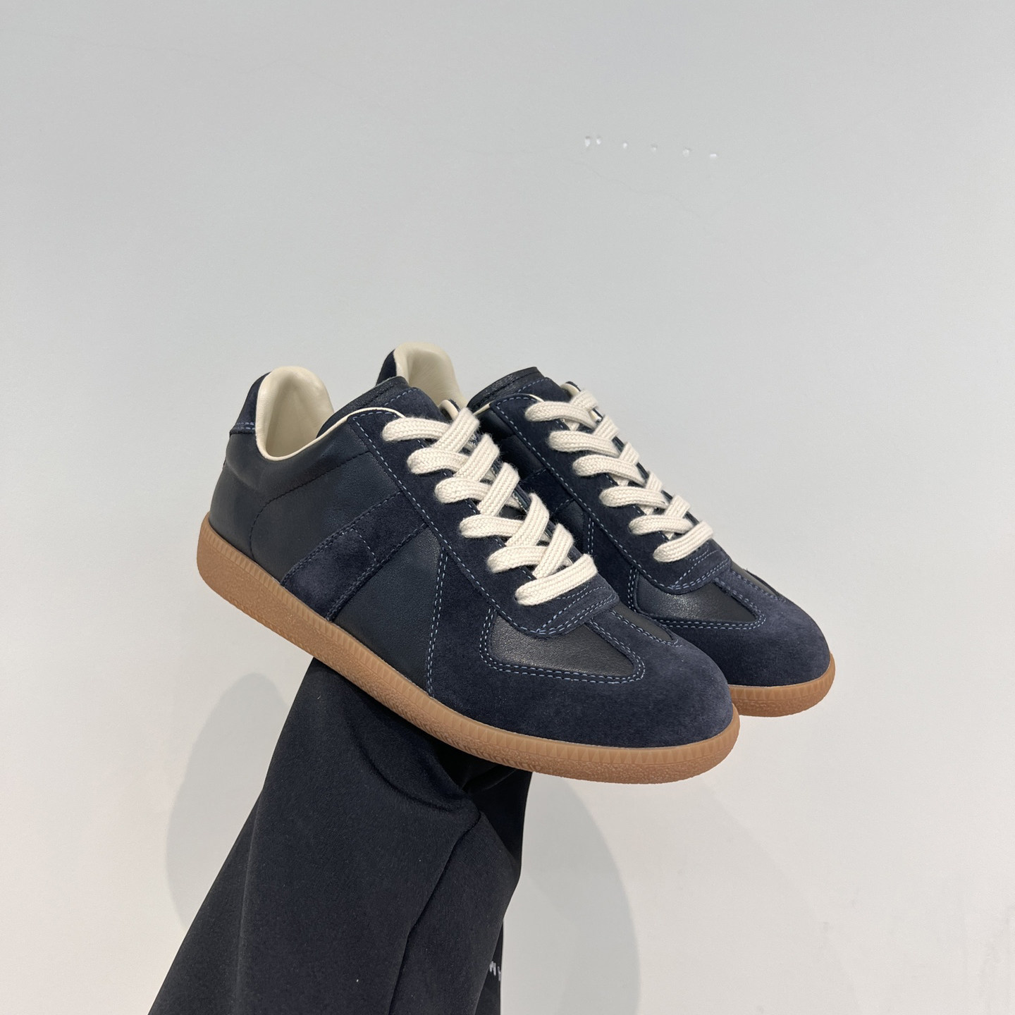 Zapatillas Blancas de Estilo Alemán en Cuero Genuino, para Hombre y Mujer | Comodidad Transpirable