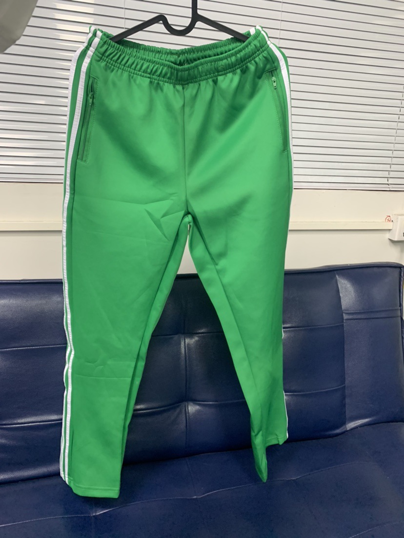 Trendige grüne Sporthose mit drei Streifen für Herren, locker geschnitten, gerade geschnitten, im Schuluniform-Stil._voghion.com