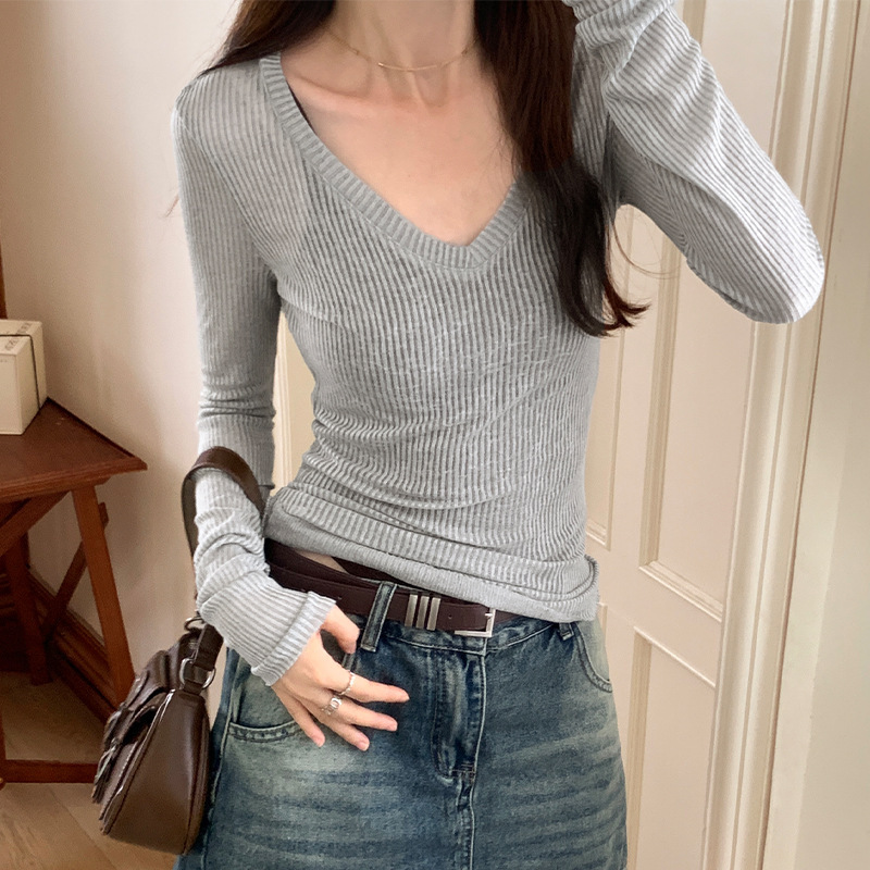 スリムギャルの薄いタイプの長袖のニットの女性の早秋の新型のデザイン感のvネックのtシャツを重ねて上着を着ます。|undefined
