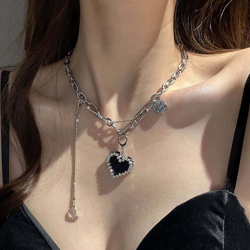 Titanium steel light luxury black love pendant necklace wholesale hot girl high-end niche design sweater chain personalized necklace