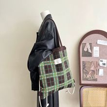 韩国学院风格纹抽绳束口双肩包秋冬美式复古单肩包斜挎流浪女包潮