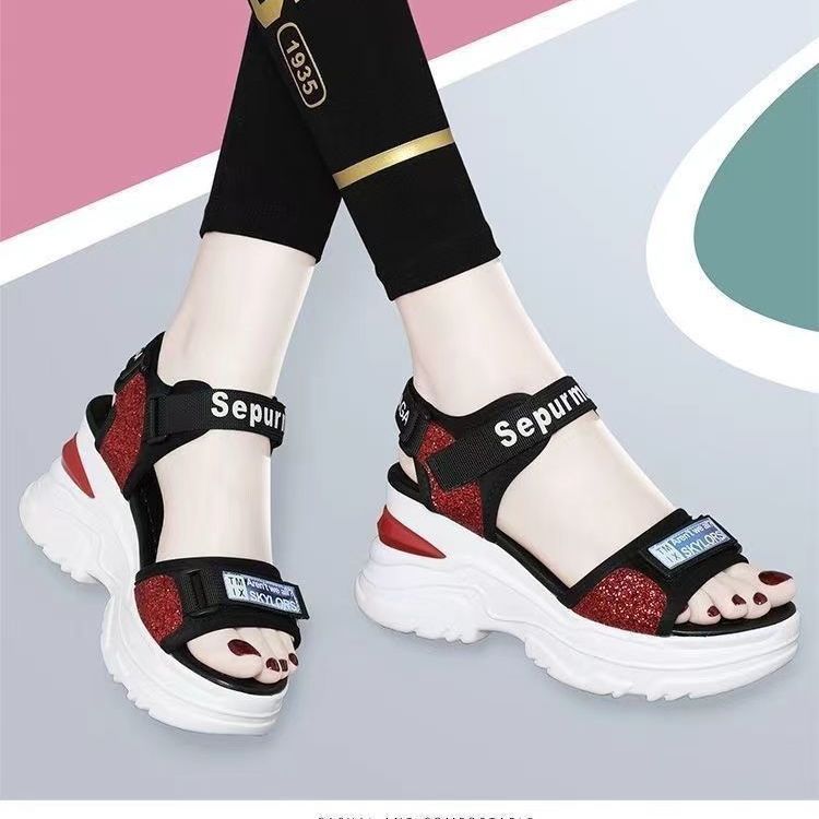 Sandalias de cuero suave para mujeres 2026 verano nuevo muffin red pendiente gruesa con fondo plano estudiantes zapatos de playa suave para mujeres
