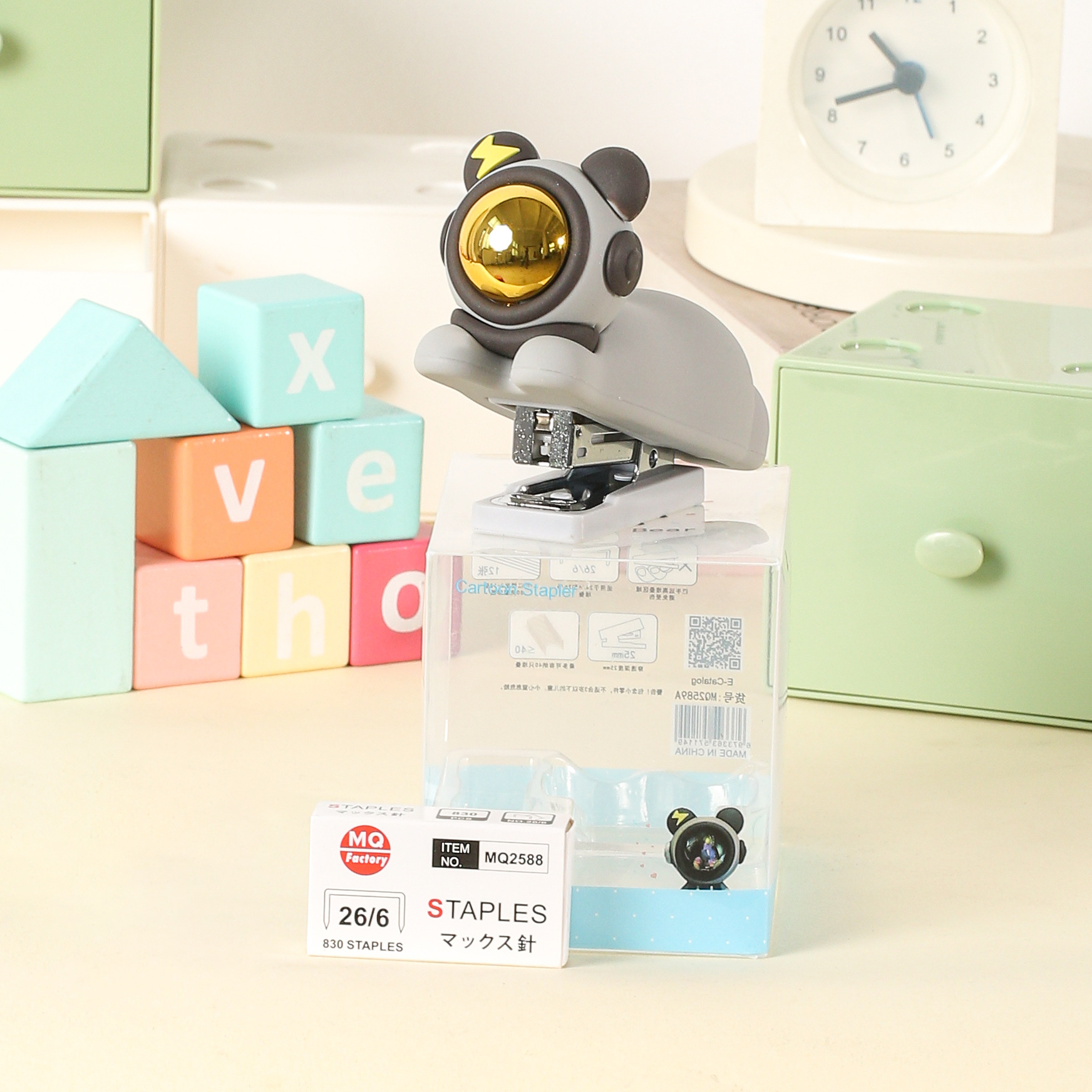 스테이플 상자가 포함된 Space Bear-회색