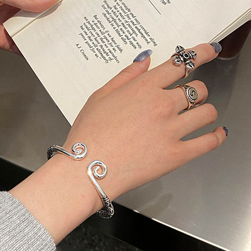 Korean version of retro tight bracelet with old-fashioned patterns and stripes, ethnic style, adjustable opening for men and women 