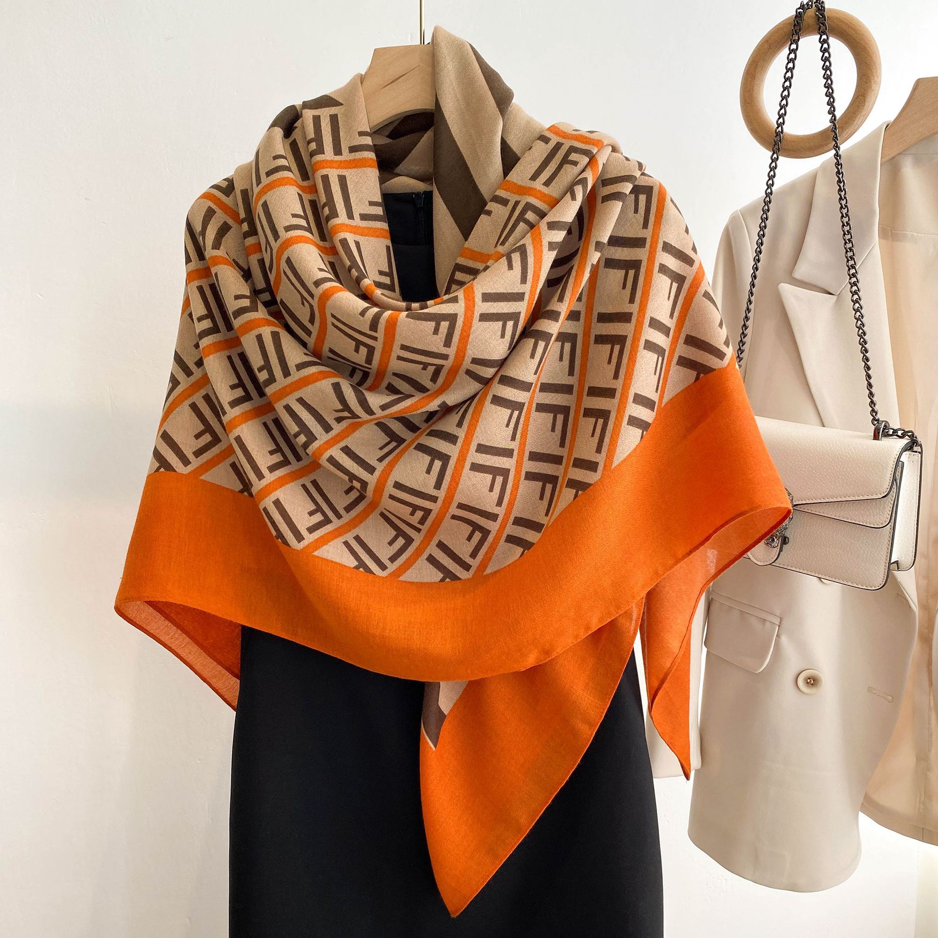 Moda europea y americana 135*135cm bufanda cuadrada grande elegante carta impresión algodón y lino sensación bufanda viaje protector solar chal