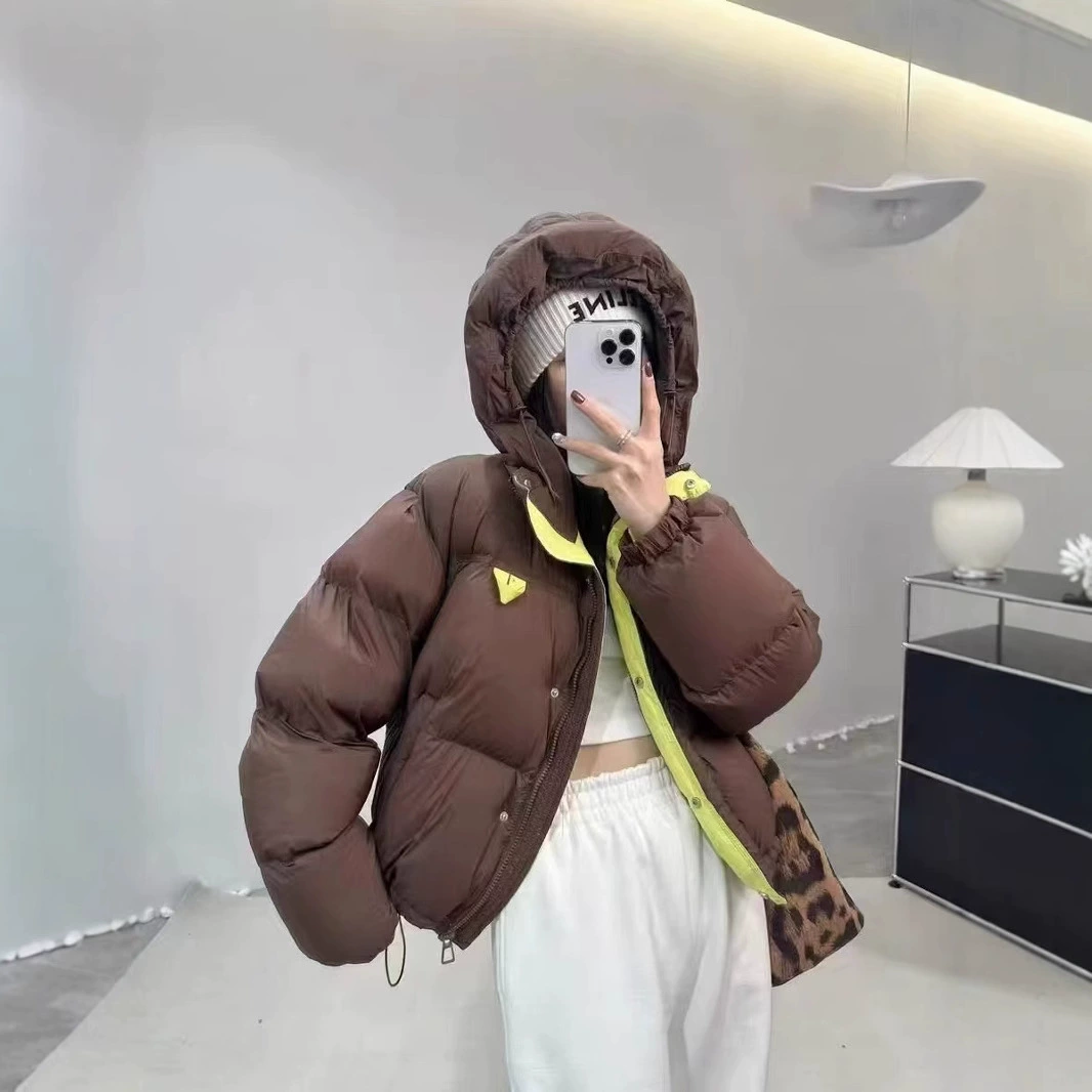Подбитый цвет пуховик с капюшоном женский короткий 2024 зимний модный прилив бренд теплая белая утка бархат маленький хлебный костюм крутой